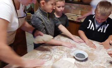 WYCIECZKA KLAS 2A I 2B "CHLEBOWA CHATA, WIEŚ Z KAPSUŁY CZASU..."